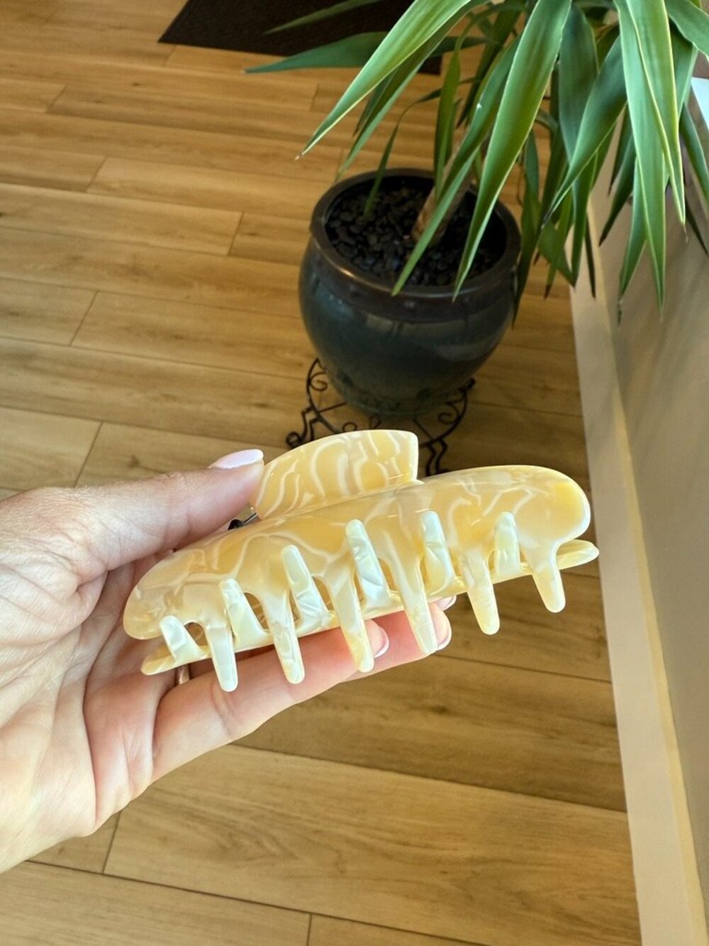 π 2/$20 Cream Acrylic Hair Claw - Picture 3 of 8